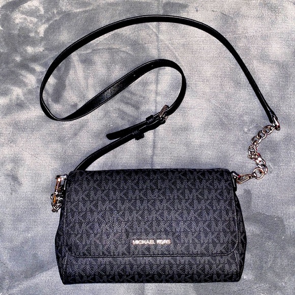 Michael Kors Handbags - Micheal Kors Crossbody Bag